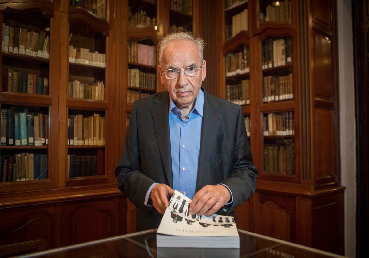 Alfonso Guerra con el catálogo de la exposición en la Real Academia Sevillana de Buenas Letras