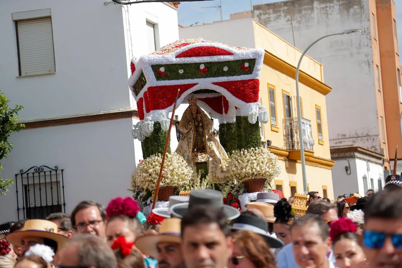 Uno de los momentos de la romería este domingo de la Virgen de Valme, acompañada de carrozas y fieles