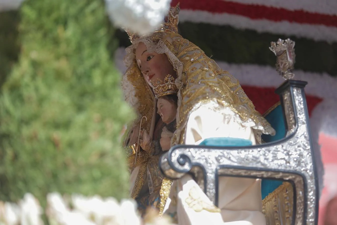 Uno de los momentos de la romería este domingo de la Virgen de Valme, acompañada de carrozas y fieles