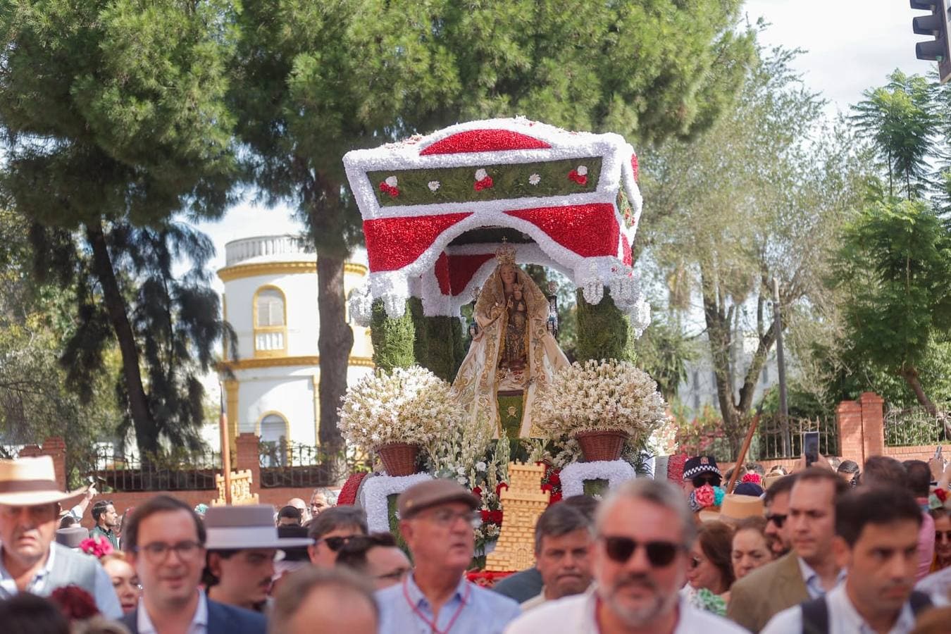 Uno de los momentos de la romería este domingo de la Virgen de Valme, acompañada de carrozas y fieles