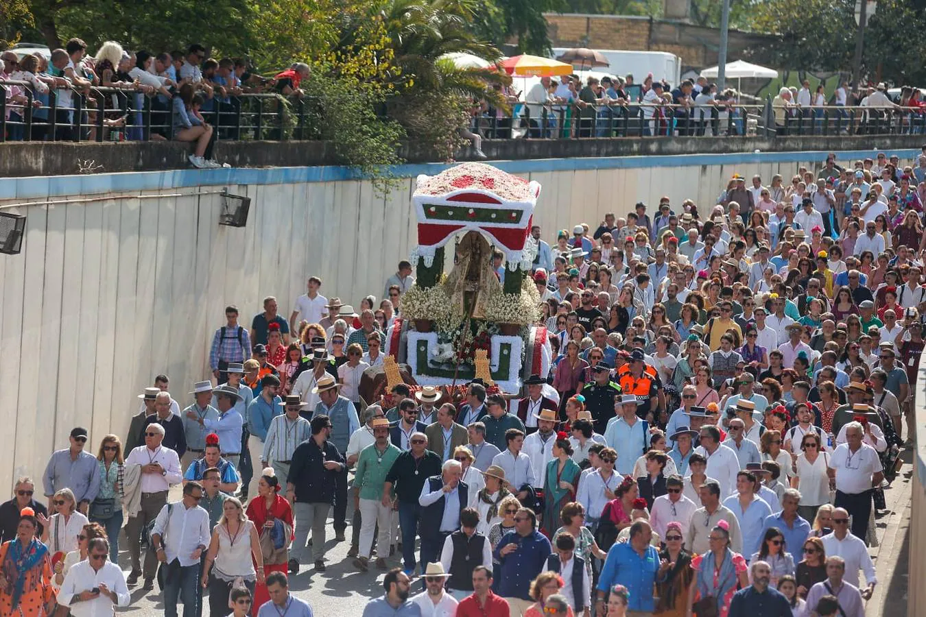 Uno de los momentos de la romería este domingo de la Virgen de Valme, acompañada de carrozas y fieles