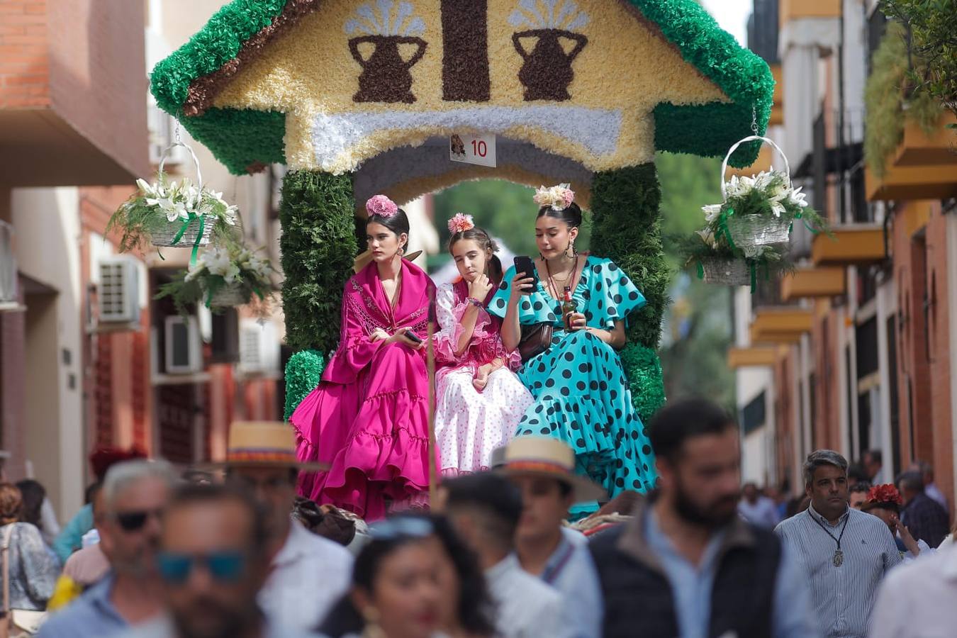 Uno de los momentos de la romería este domingo de la Virgen de Valme, acompañada de carrozas y fieles