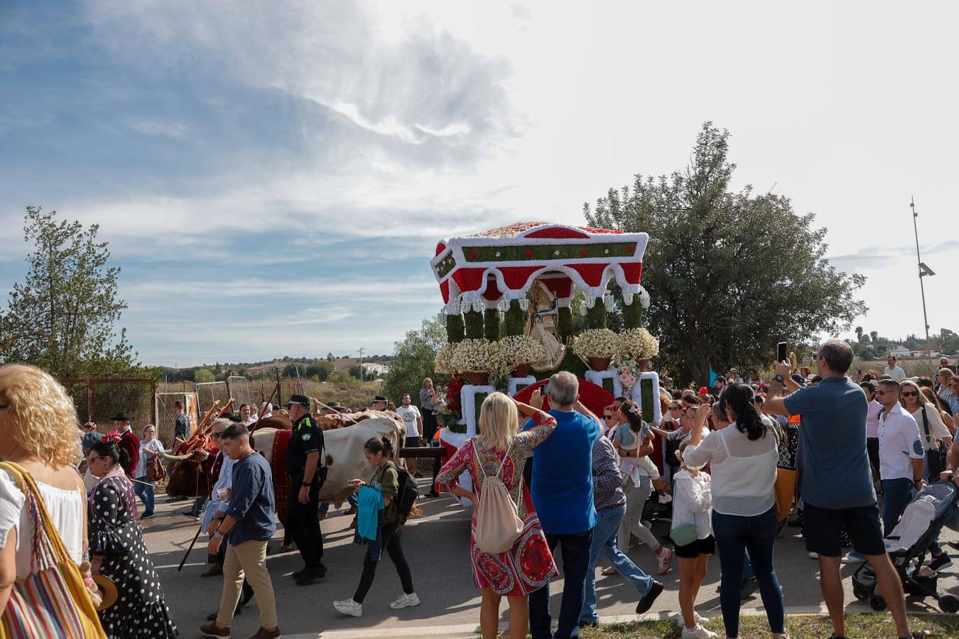 Uno de los momentos de la romería este domingo de la Virgen de Valme, acompañada de carrozas y fieles