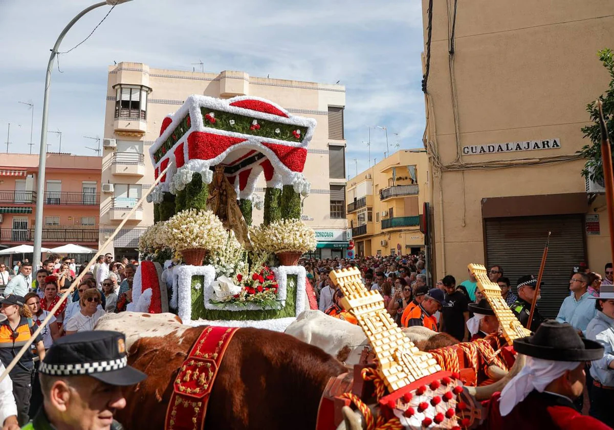 Uno de los momentos de la romería este domingo de la Virgen de Valme, acompañada de carrozas y fieles