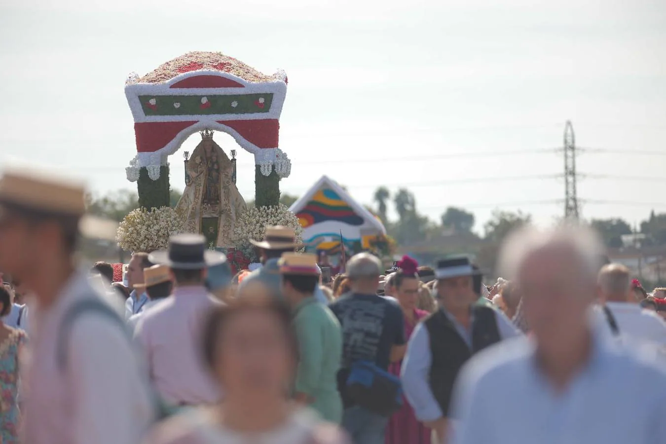 Uno de los momentos de la romería este domingo de la Virgen de Valme, acompañada de carrozas y fieles