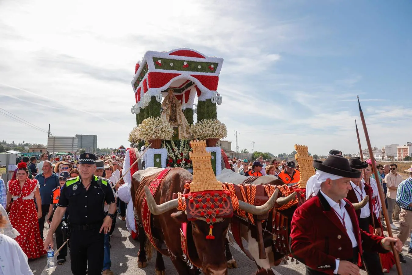 Uno de los momentos de la romería este domingo de la Virgen de Valme, acompañada de carrozas y fieles