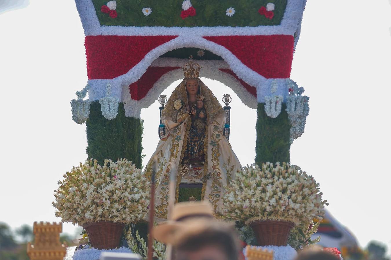 Uno de los momentos de la romería este domingo de la Virgen de Valme, acompañada de carrozas y fieles