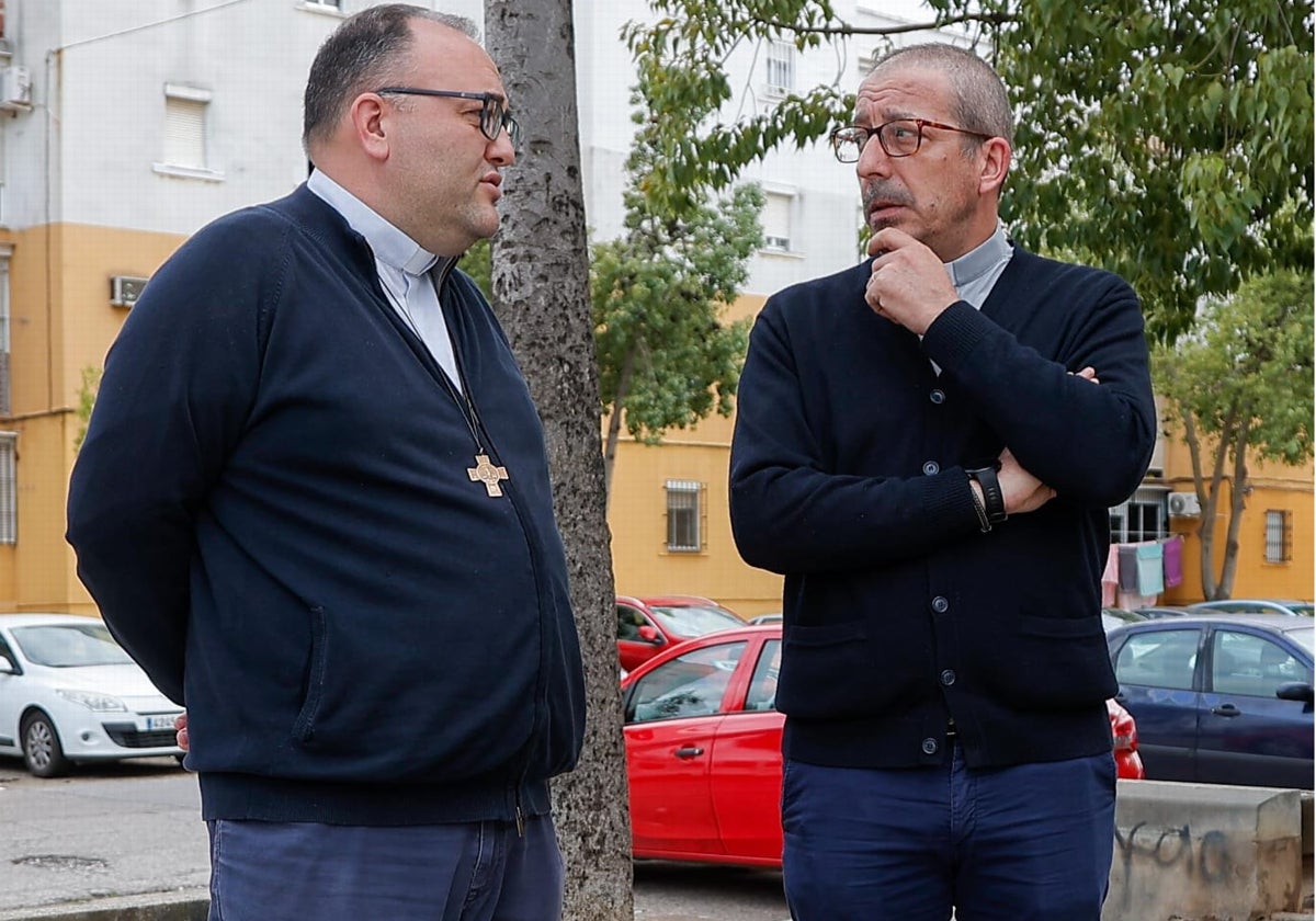 Sergio Codera, párroco de Jesús Obrero (barriada Murillo), charlando con Salvador Diánez, párroco de San Pío X (Las Letanías)