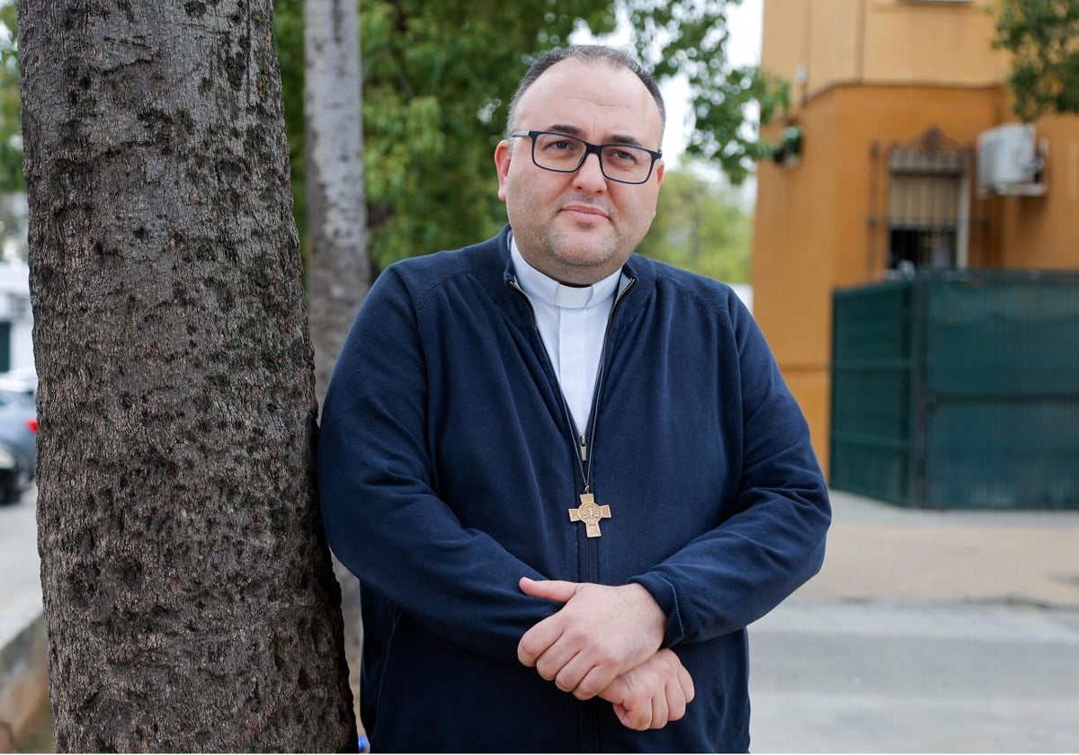 Sergio Codera, salesiano y sacerdote de la parroquia Jesús Obrero del Polígono Sur de Sevilla, durante una visita puntual a una parroquia vecina