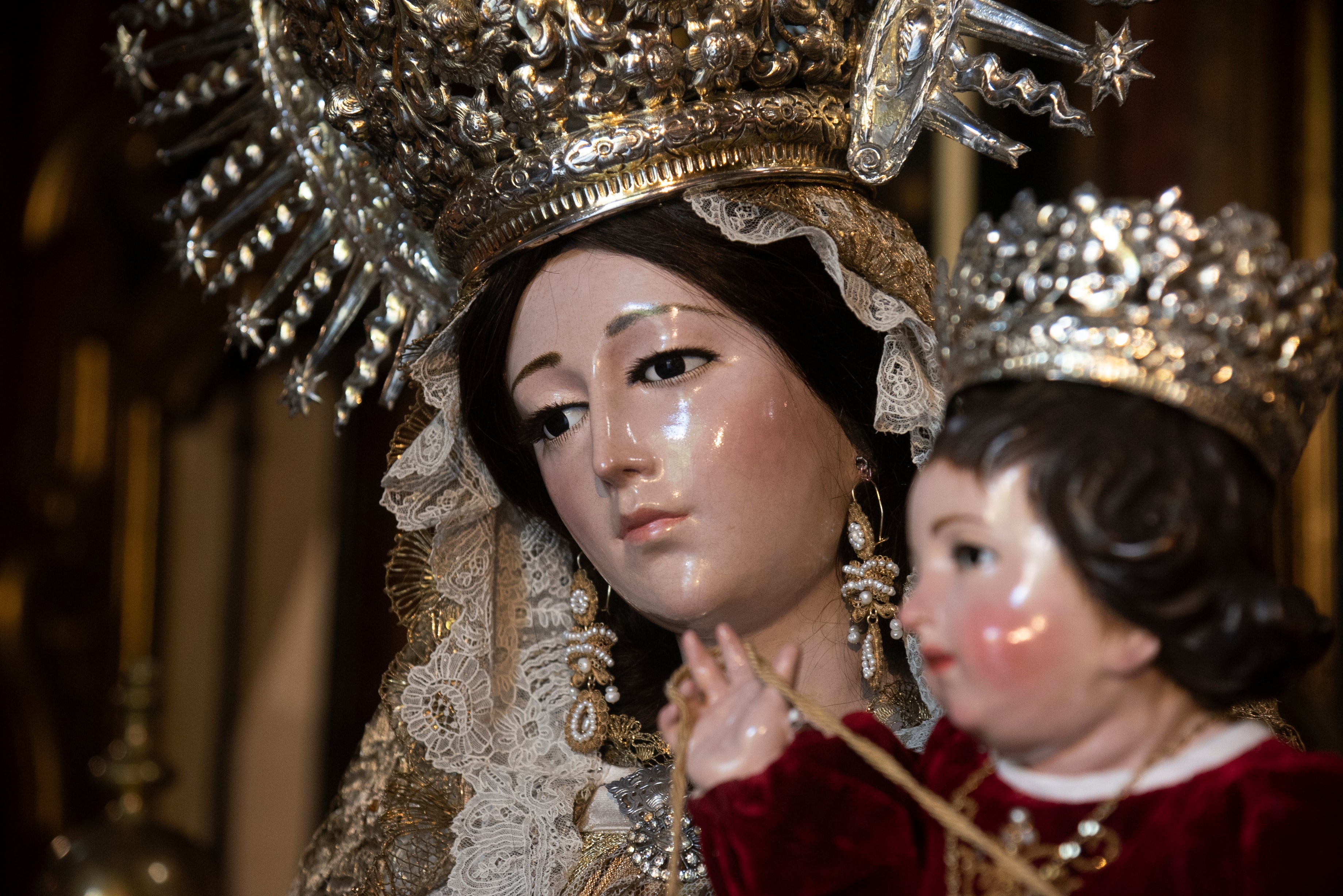 El besamanos de la Virgen del Carmen de Santa Ana