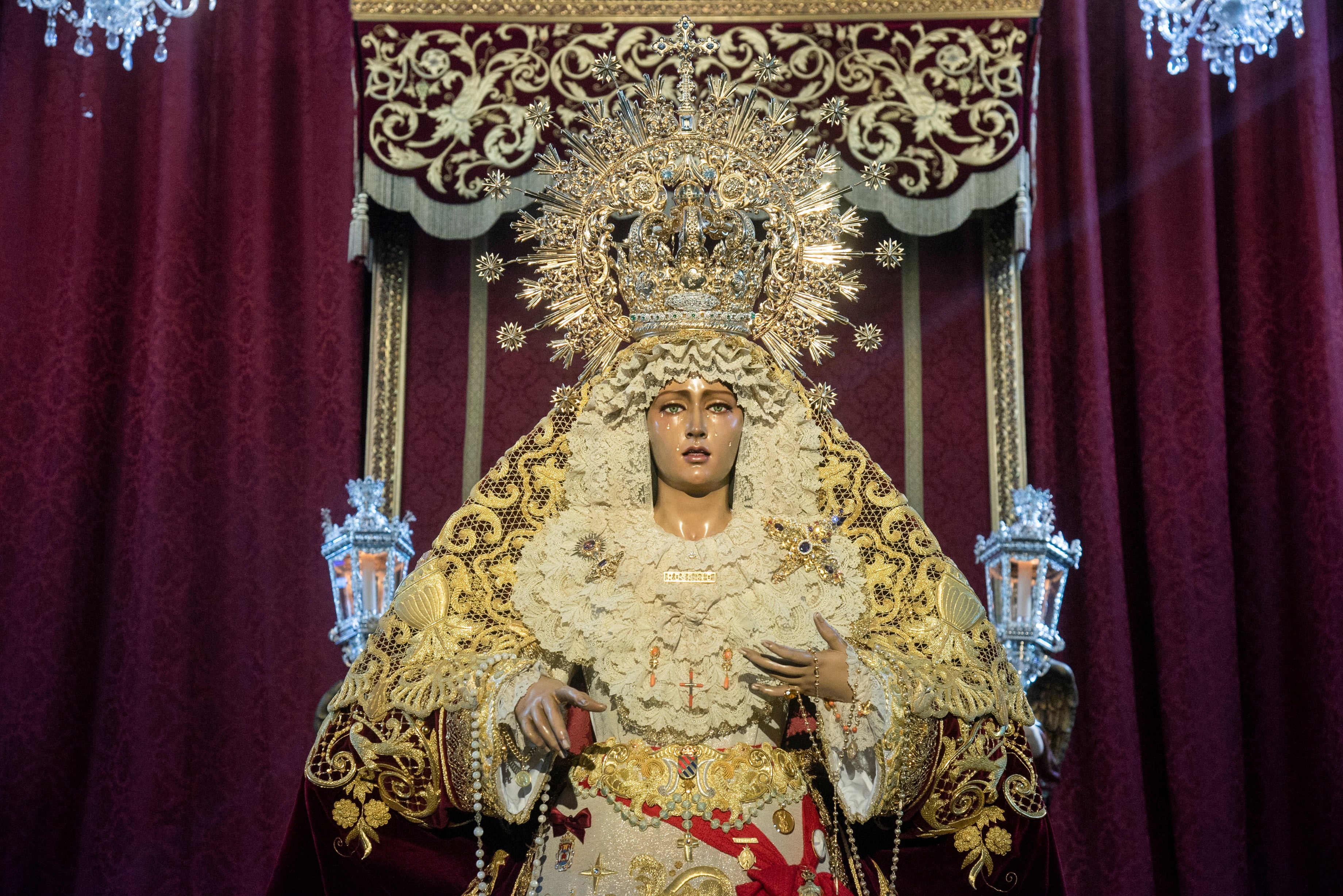 El besamanos de la Virgen del Rosario de San Pablo