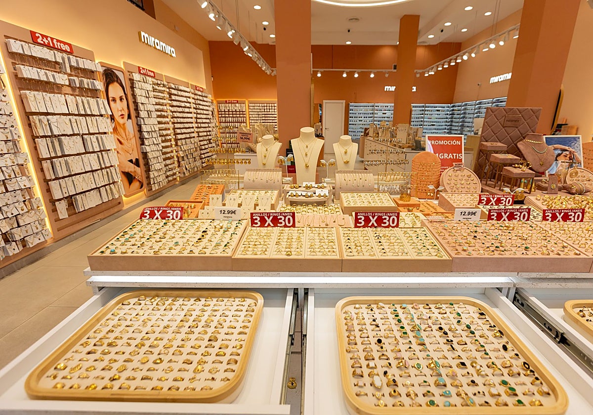 Una de las tiendas de bisutería que proliferan por el centro