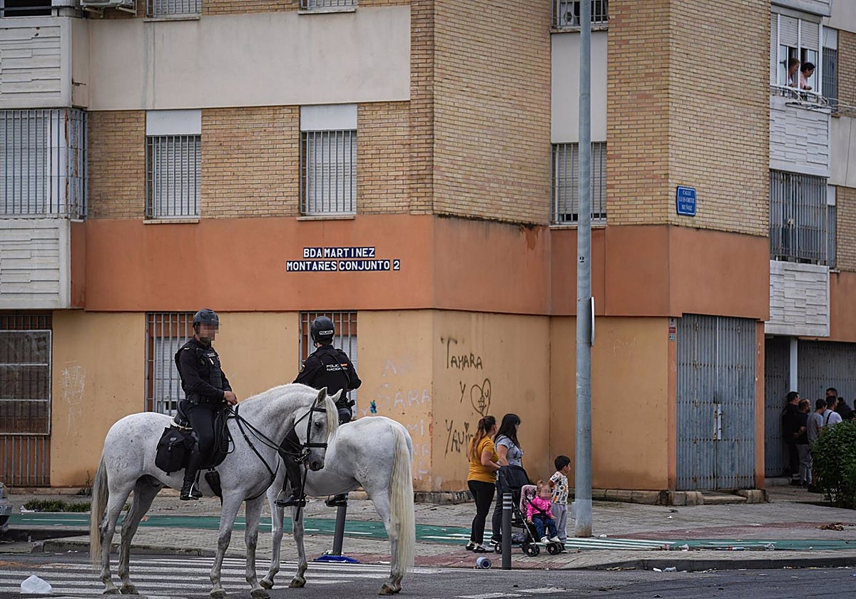 Efectivos de la Policía Nacional desplegados en el Polígono Sur