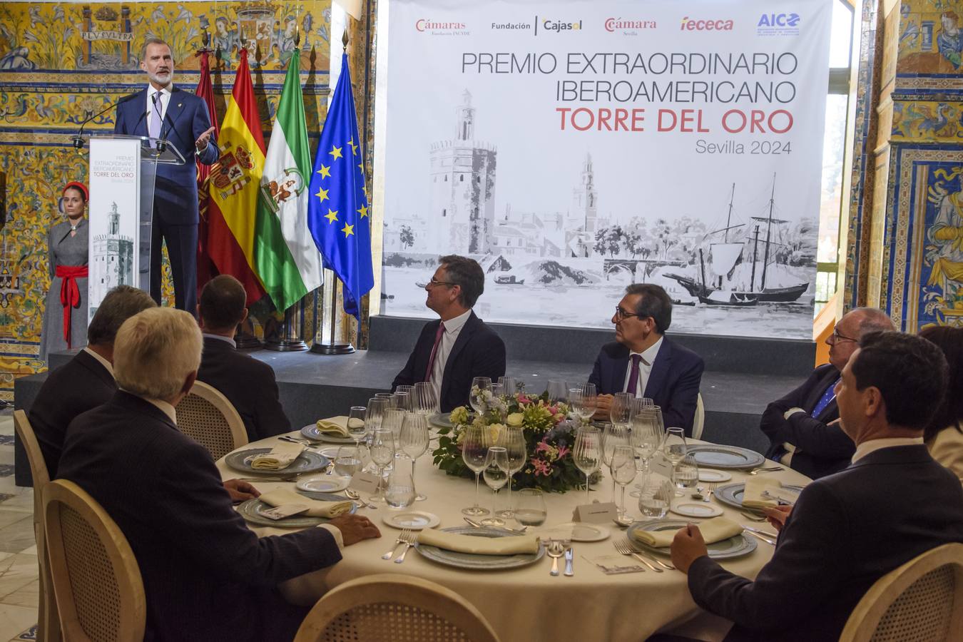 La entrega del premio Torre del Oro al Rey ha tenido lugar en el Real Alcázar de Sevilla