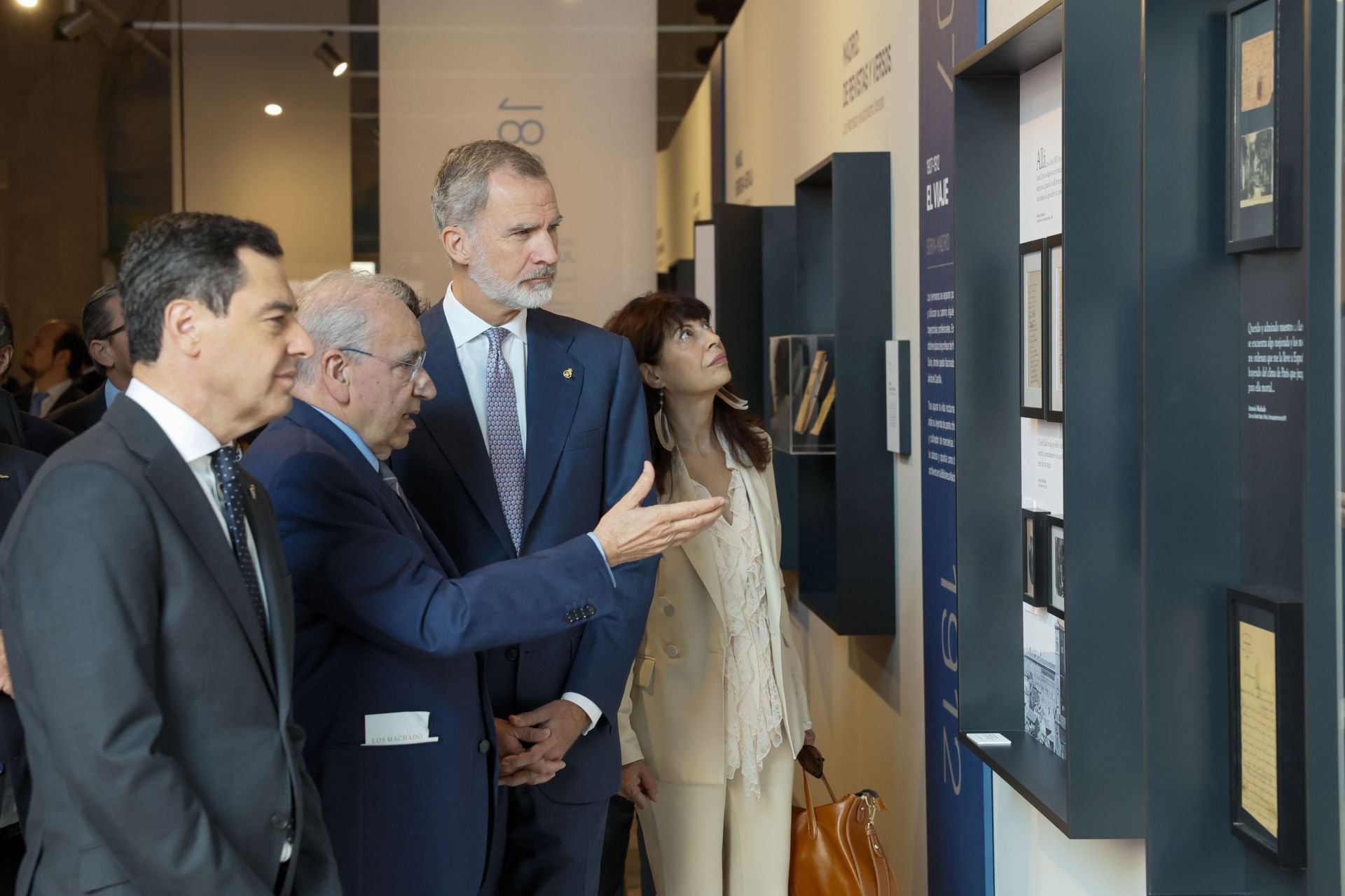 El Rey visita la exposición acompañado por su comisario, Alfonso Guerra, el presidente de la Junta de Andalucía, Juanma Moreno, y la ministra de Igualdad, Ana Redondo 