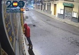 El detenido por las pintadas en los Panaderos es el antiguo vestidor