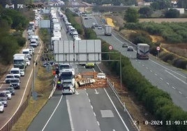 Accidente en la A-4: vuelca la carga de ladrillos de un camión y paraliza todo el tráfico entre Carmona y Sevilla