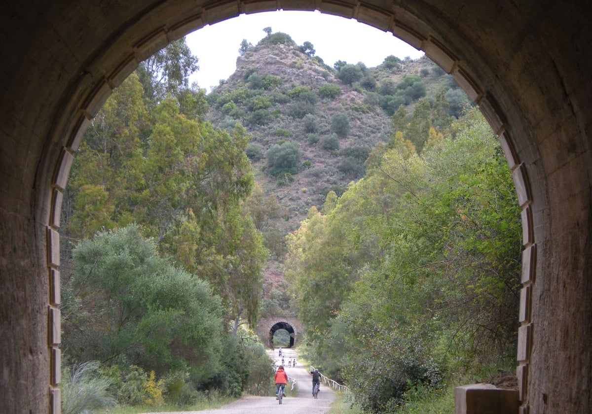 Ciclistas en la vía verde de la Sierra