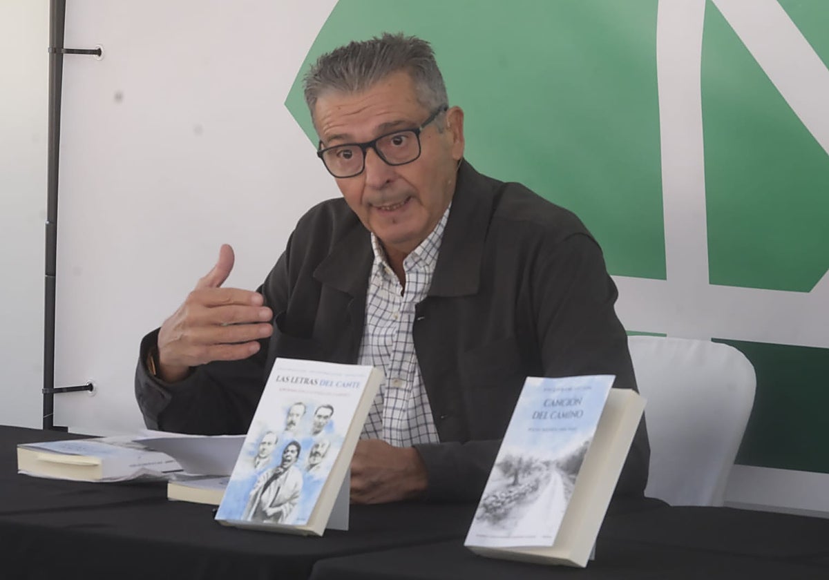 Uno de los autores del libro, José Luis Rodríguez Ojeda
