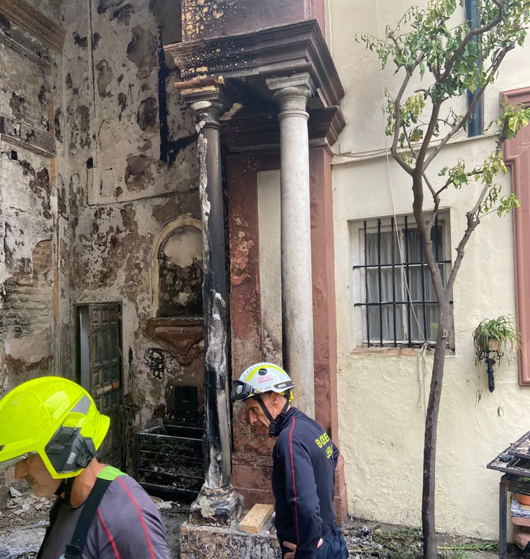 Imagen principal - En imágenes, un pilar se ha visto afectado y los bomberos lo han tenido que apuntalar; ha desaparecido un cuadro de San Juan de Ávila que había encima de la puerta de entrada del templo y una antigua cruz que había encima de la hornacina se ha calcinado