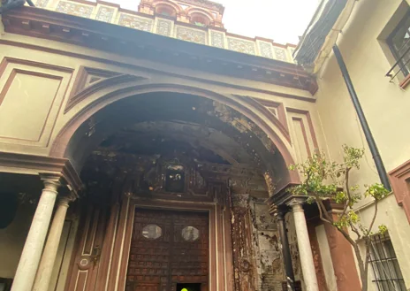 Imagen secundaria 1 - En imágenes, un pilar se ha visto afectado y los bomberos lo han tenido que apuntalar; ha desaparecido un cuadro de San Juan de Ávila que había encima de la puerta de entrada del templo y una antigua cruz que había encima de la hornacina se ha calcinado