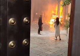 Revuelo en redes por la actitud de un hombre que posó con un extintor en el incendio de El Silencio en Sevilla