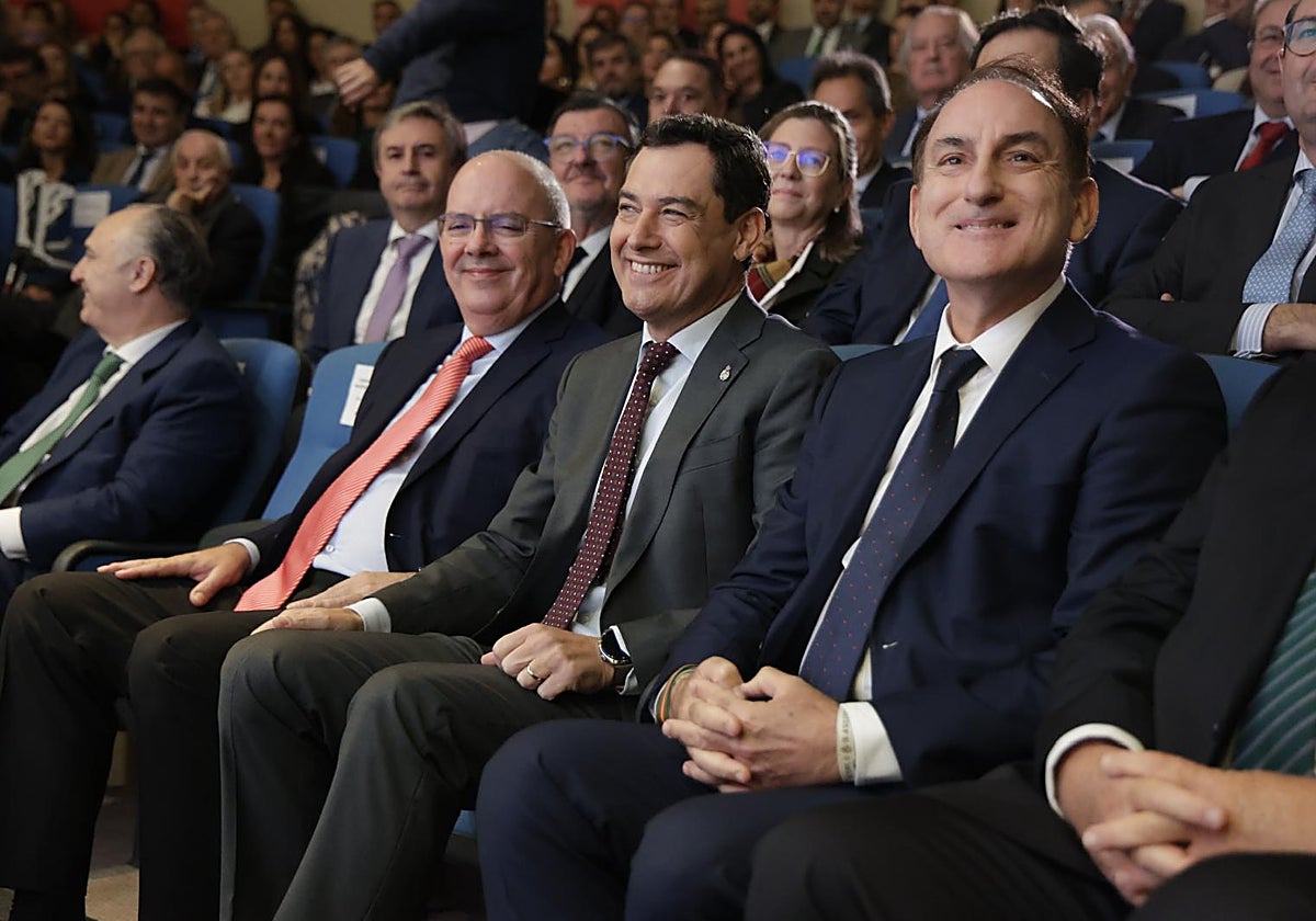 El presidente de la Junta, Juanma Moreno, junto al presidente de la CEA, Javier González de Lara