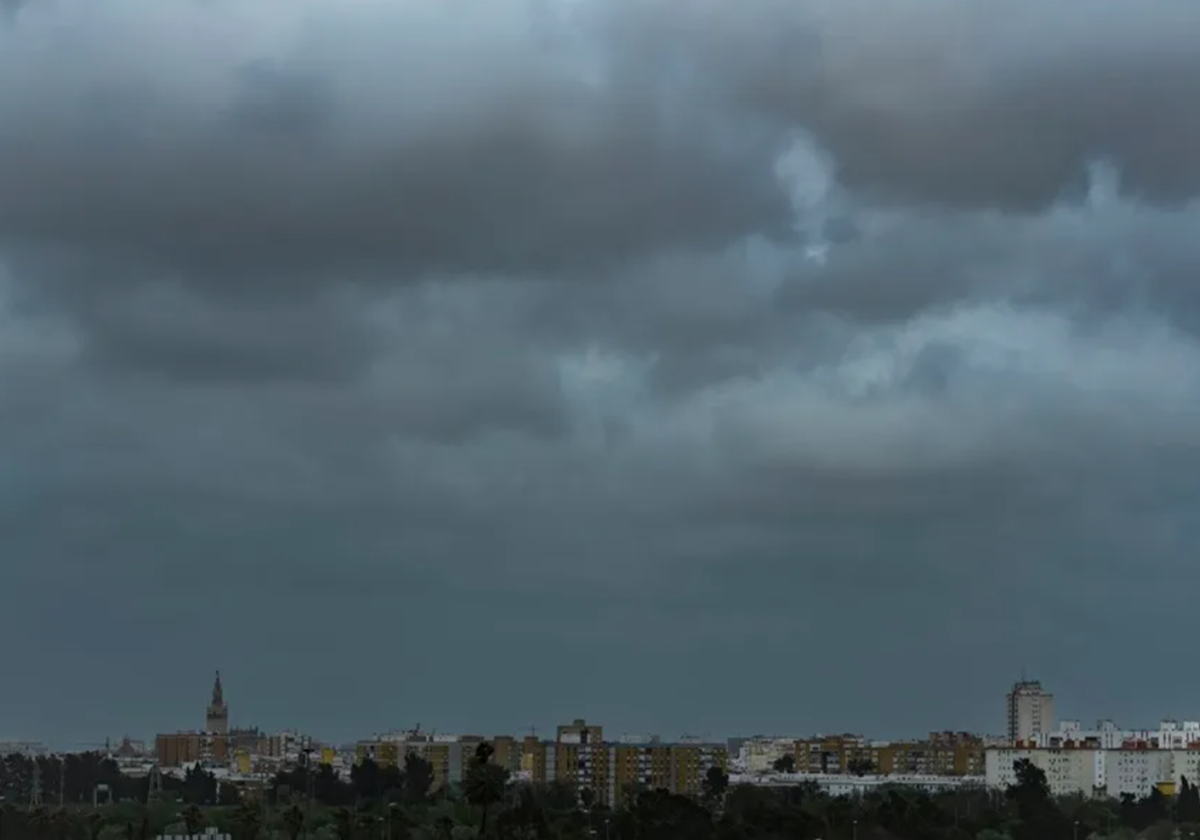 Cielo encapotado en Sevilla durante una jornada de tormenta