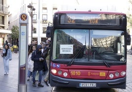 Autobuses vacíos y mayor tiempo de espera ante la huelga de Tussam en Sevilla