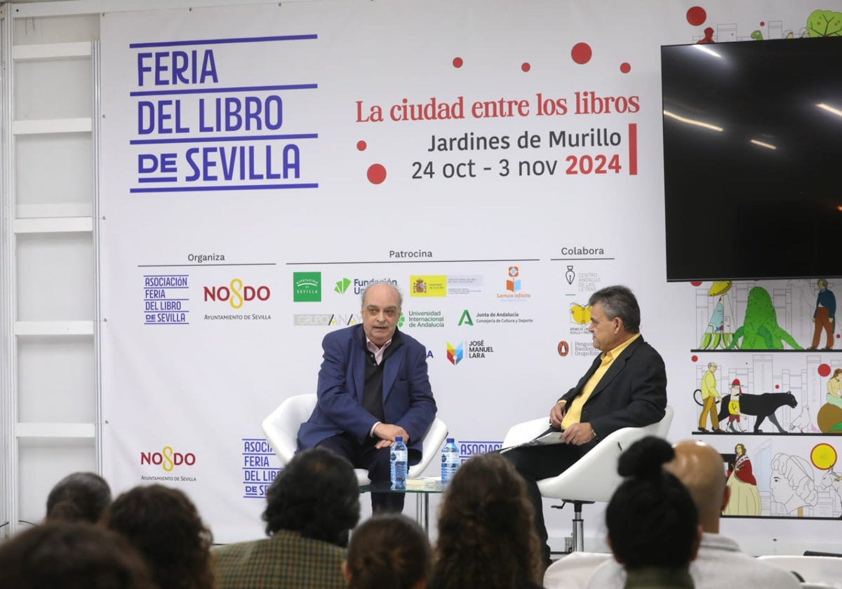 Enrique Vila-Matas y Antonio Molina Flores, durante la presentación de 'Montevideo' en la Feria del Libro de Sevilla