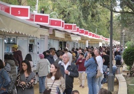 Sanz plantea a los libreros ampliar la Feria del Libro de Sevilla hasta la semana que viene