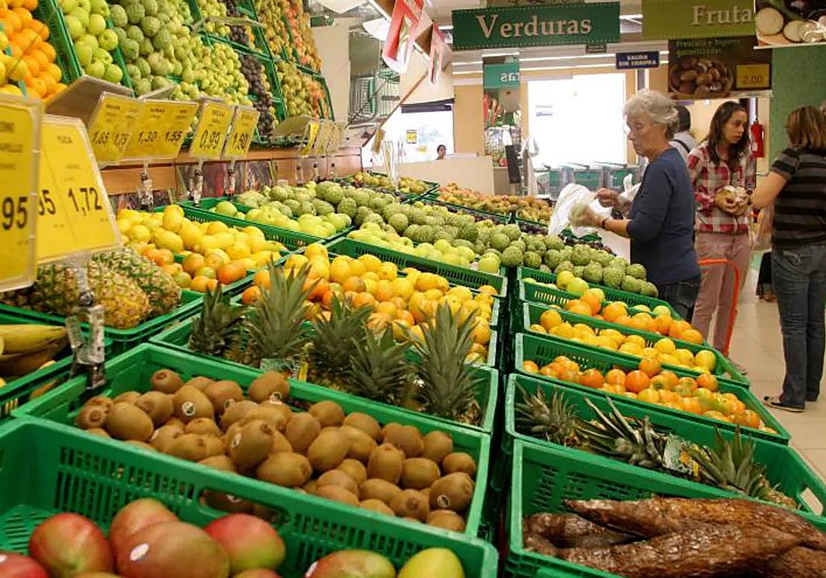 Sección de frutería de un supermercado