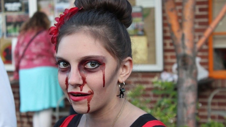 Imagen de una chica maquillada con sangre falsa para decorar su disfraz de Halloween