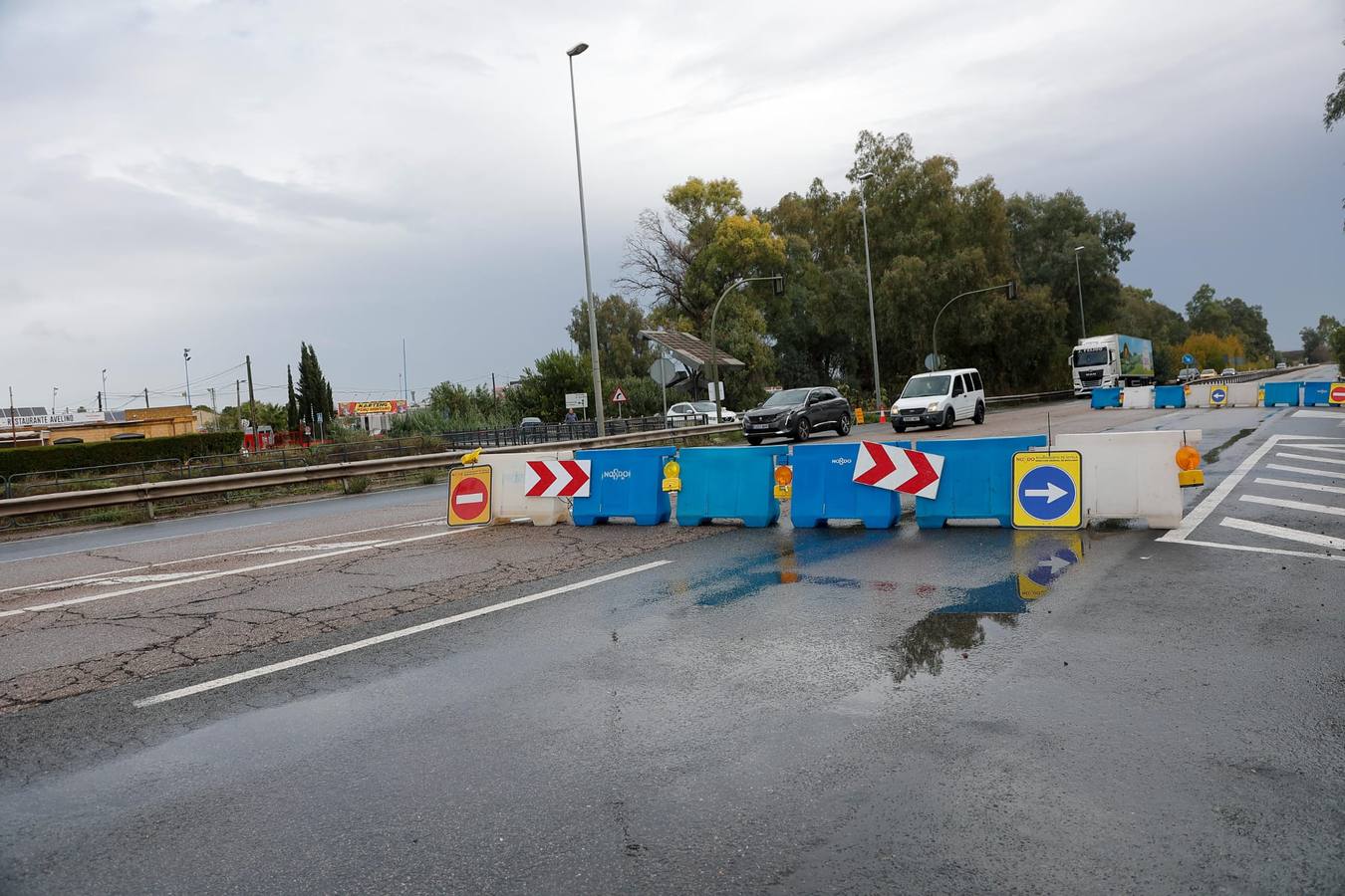 El agua ha obligado a cortar el tráfico en la zona durante varias horas