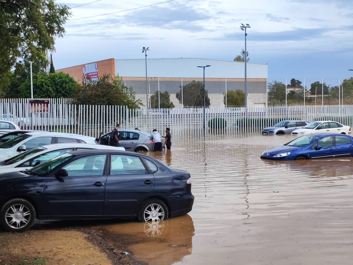 El agua ha obligado a cortar el tráfico en la zona durante varias horas