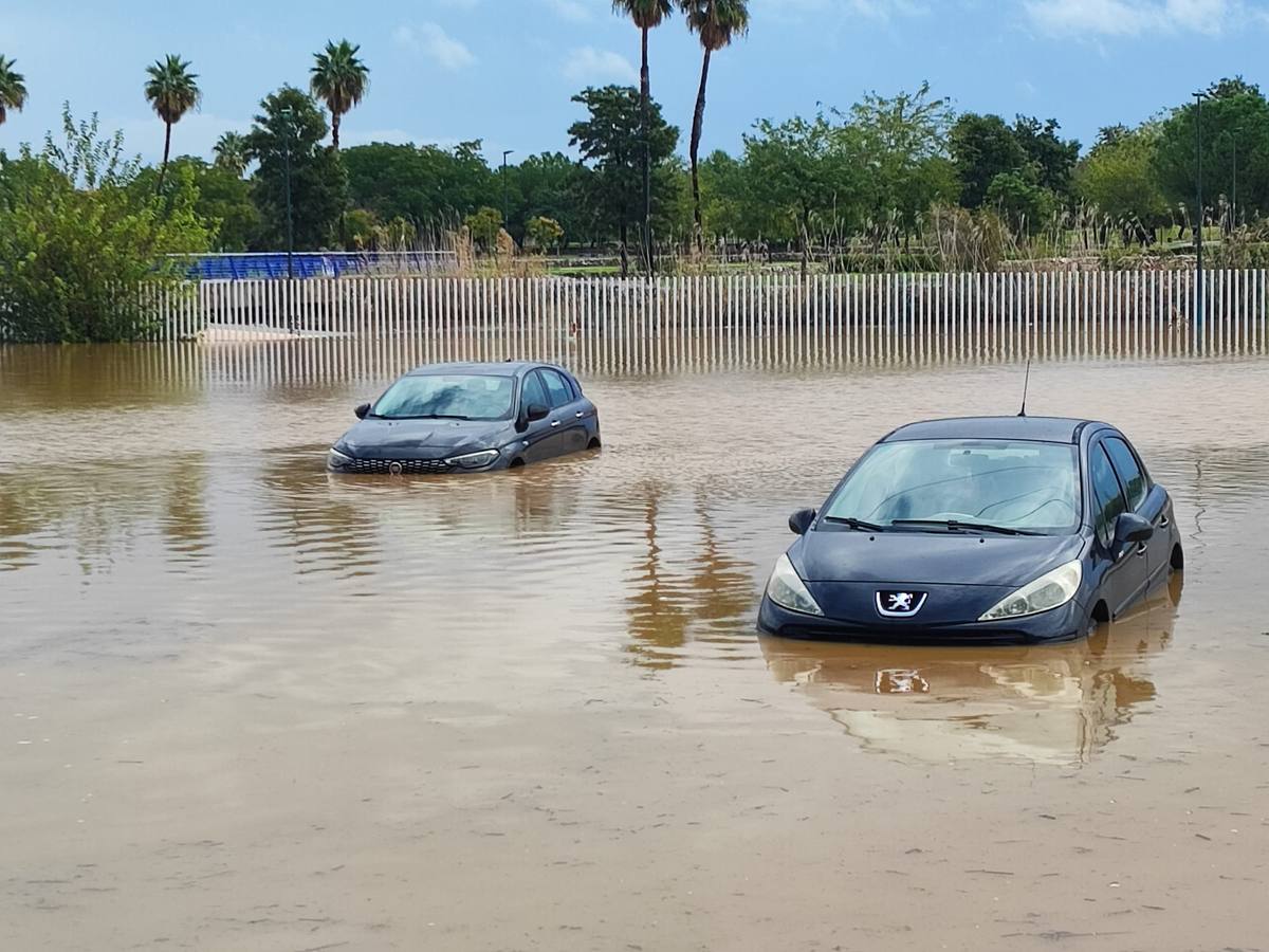 El agua ha obligado a cortar el tráfico en la zona durante varias horas