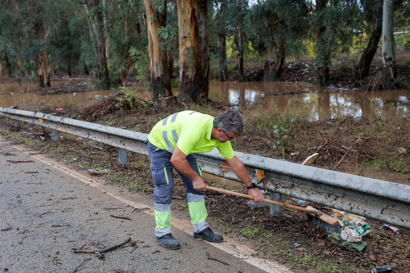 El agua ha obligado a cortar el tráfico en la zona durante varias horas