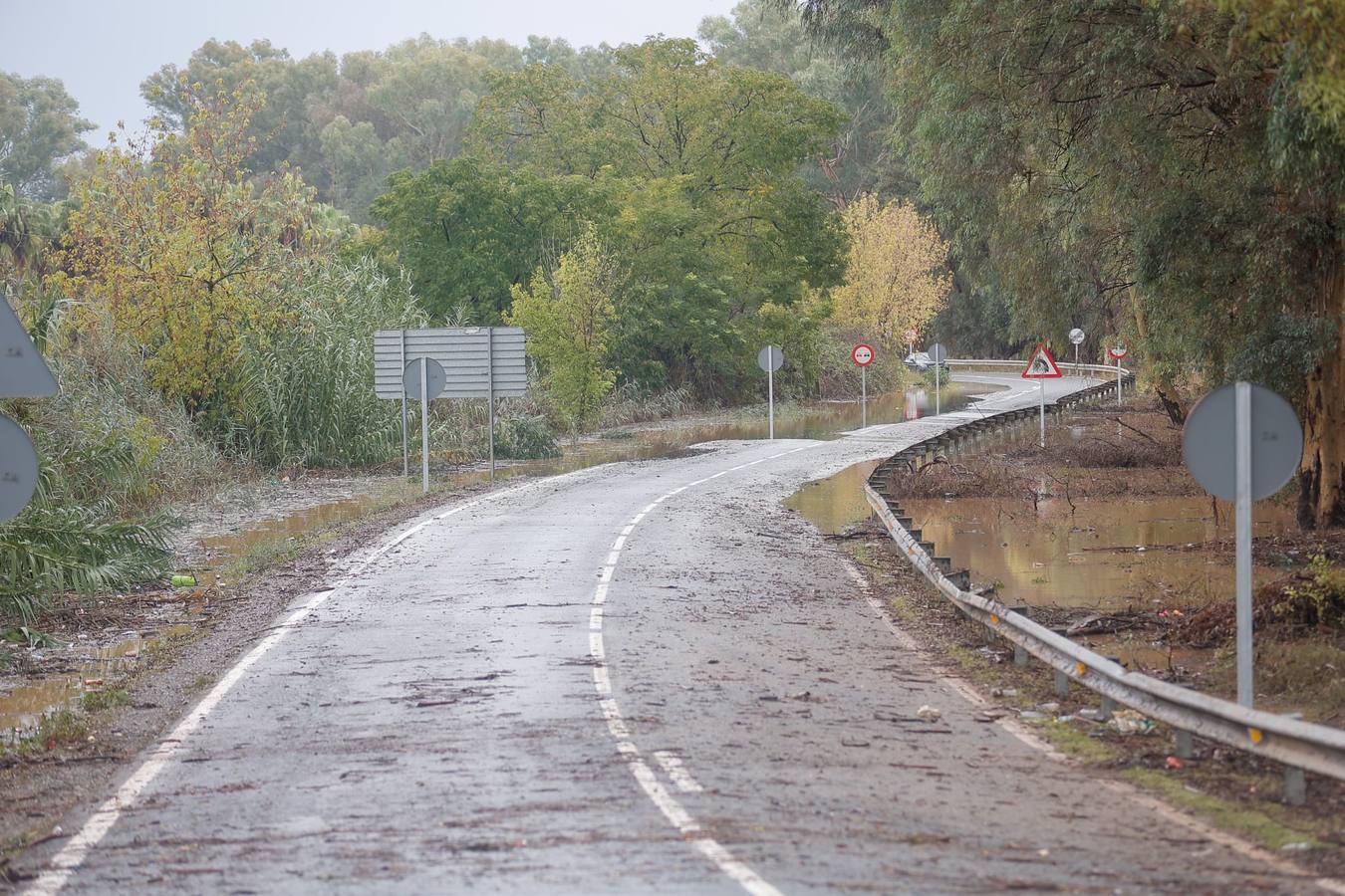 El agua ha obligado a cortar el tráfico en la zona durante varias horas