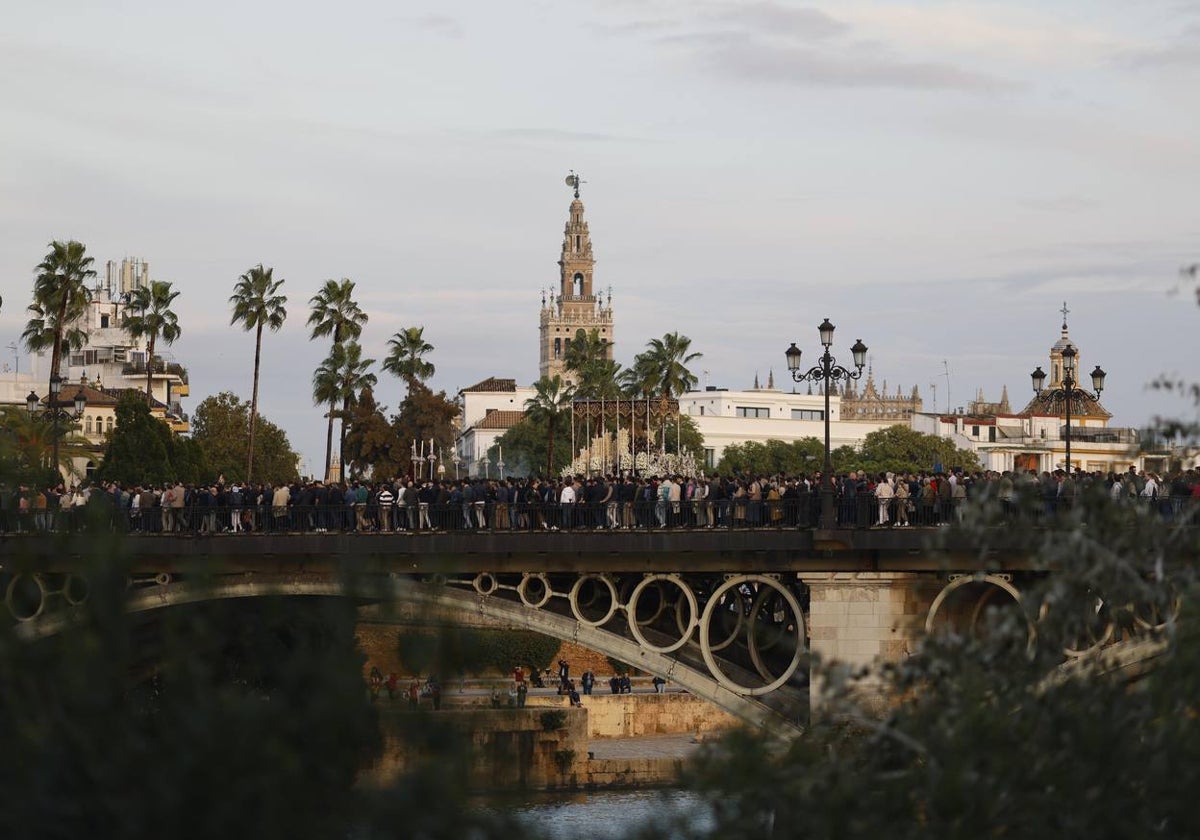 El palio de la Estrella cruzando el puente camino de la Catedral