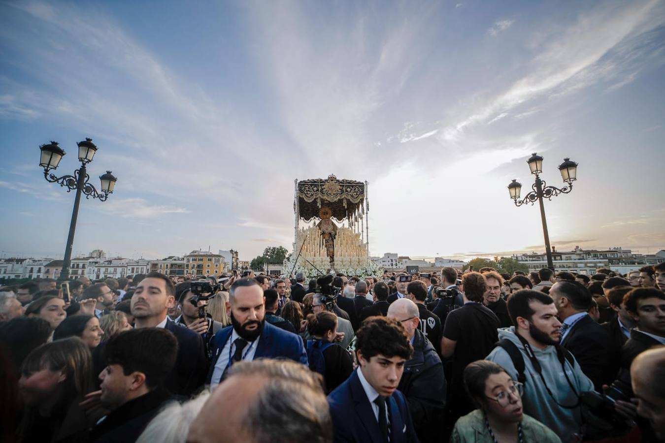 La Estrella ha estado en todo momento acompañada de una multitud de fieles