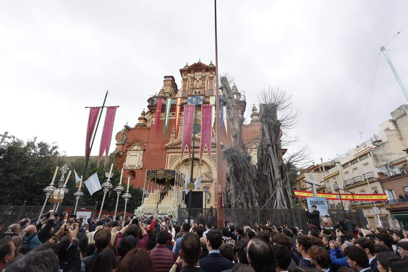 La Estrella ha estado en todo momento acompañada de una multitud de fieles