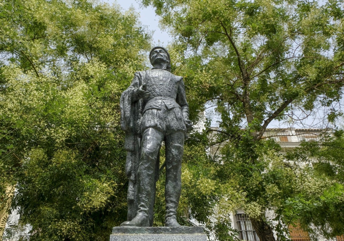 Estatua de Don Juan Tenorio en la plaza de Refinadores de Sevilla