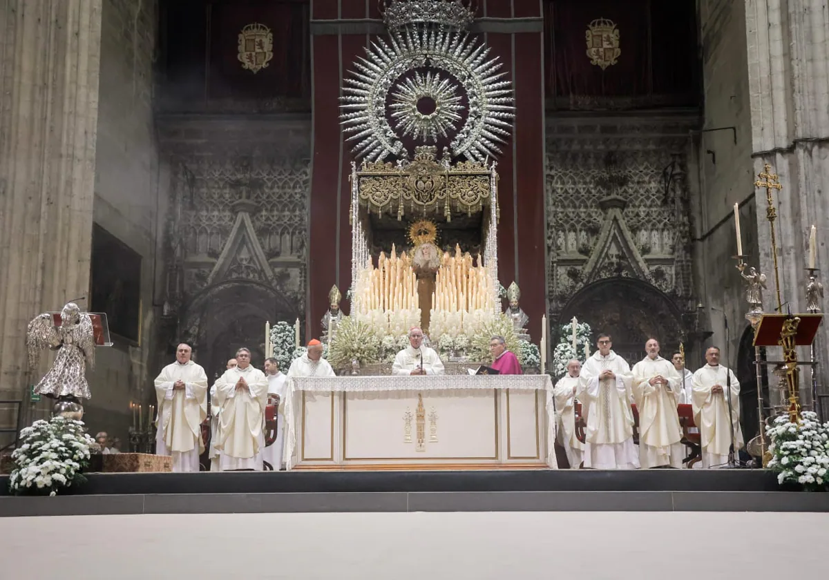 Un momento de la misa estacional en la Catedral por el aniversario de la coronación de la Estrella