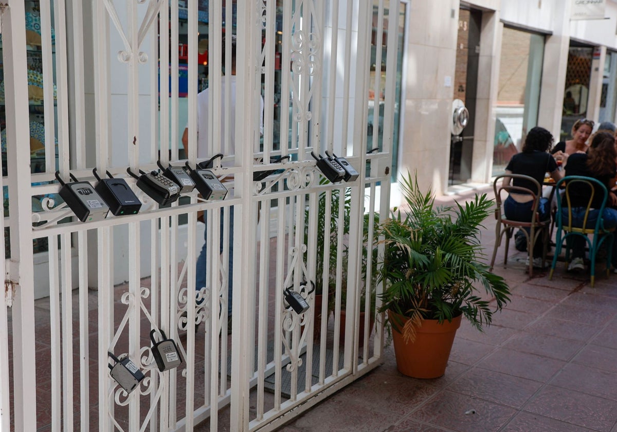 Candados con las llaves de acceso a varias viviendas de uso turístico en Sevilla