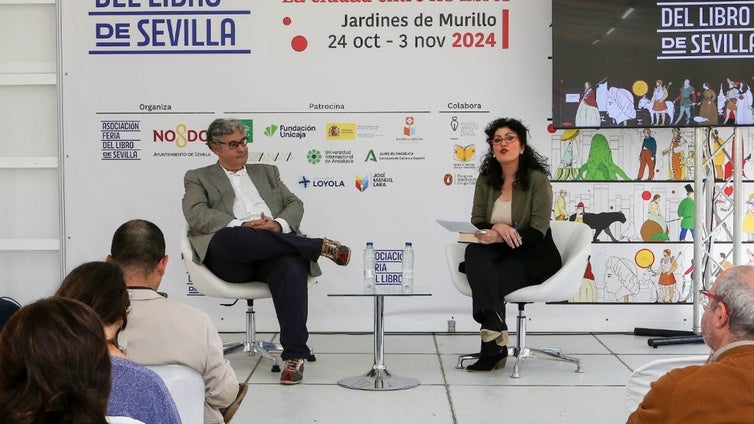 Juan Manuel de Prada presenta su monumental novela sobre la Francia ocupada en una Feria del Libro de Sevilla llena de público