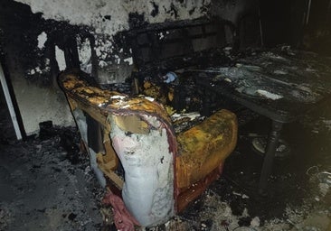 El incendio se ha localizado en un piso de la segunda planta de la barriada de las Hermanas de la Cruz