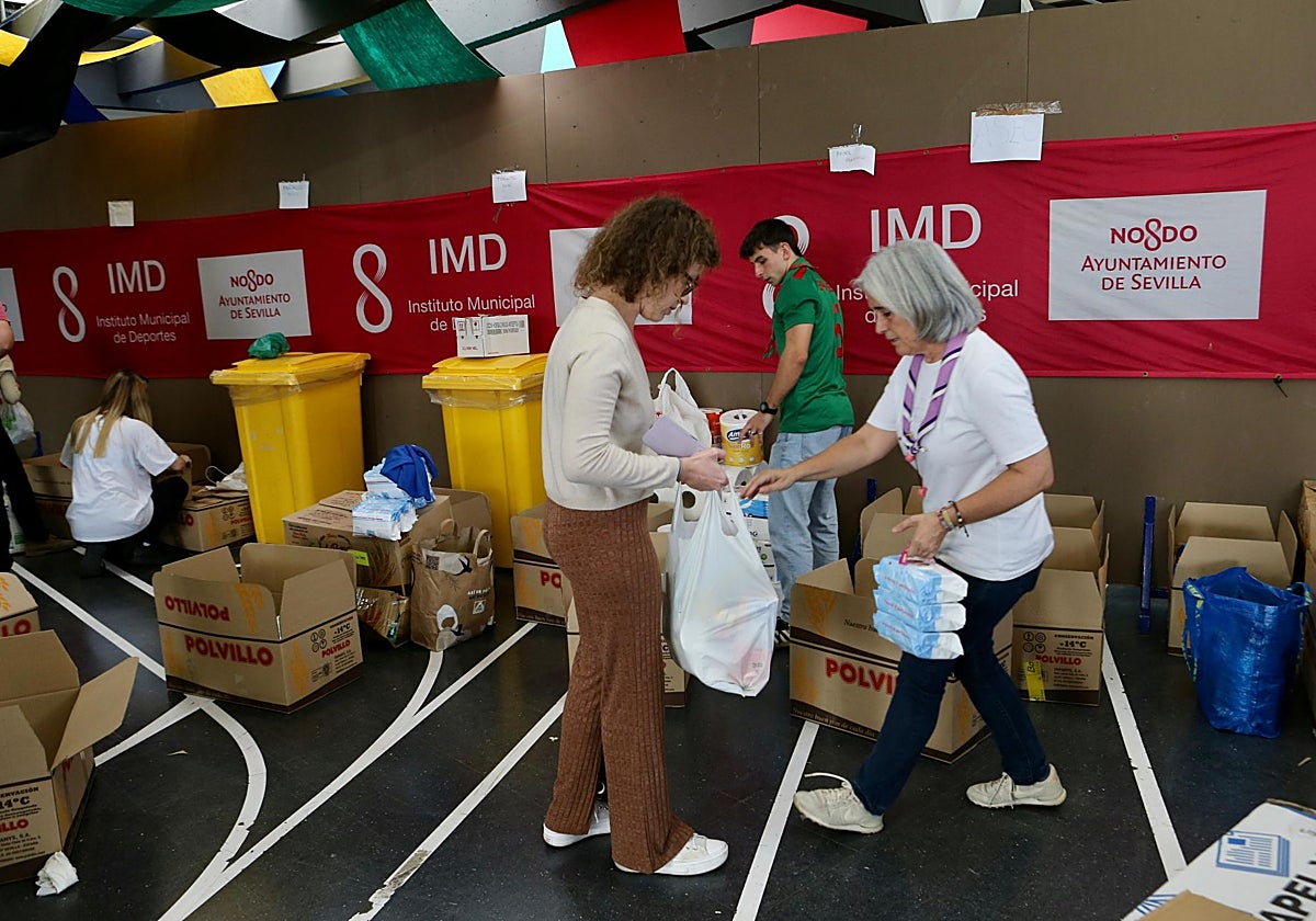 Punto de recogida de donaciones en el pabellón San Pablo