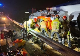 El vuelco de un camión en la A-92 a la altura de Carmona cierra dos carriles y provoca retenciones en la autovía