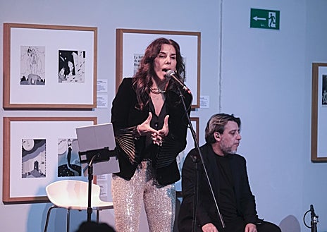 Imagen secundaria 1 - En la imagen superior José Manuel Soto, abajo a la izquierda Consuelo, durante una actuación y a la derecha Paco Candela en la Puerta del Príncipe  