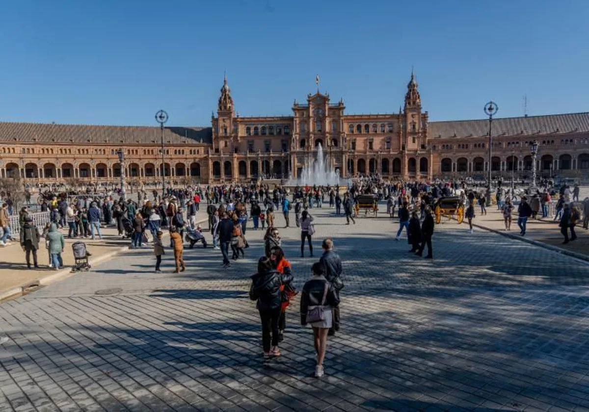 Personas abrigadas por los alrededores de la Plaza de España